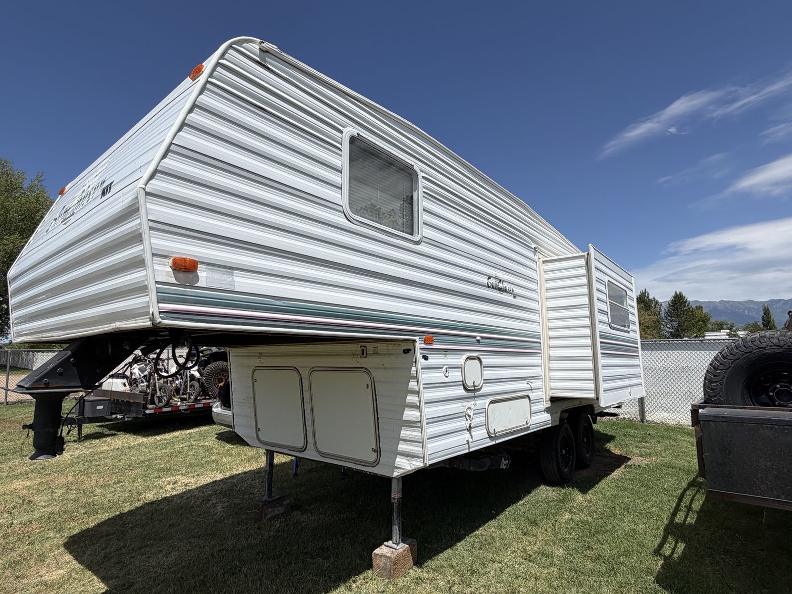 2000 Kit Sun Chaser 26’ 5th Wheel | Slide-Out | New Batteries | 14-Ply Tires