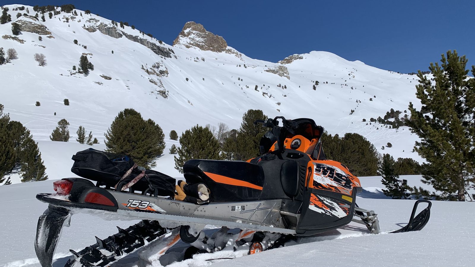 3 Mountain Sleds +Enclosed Trailer