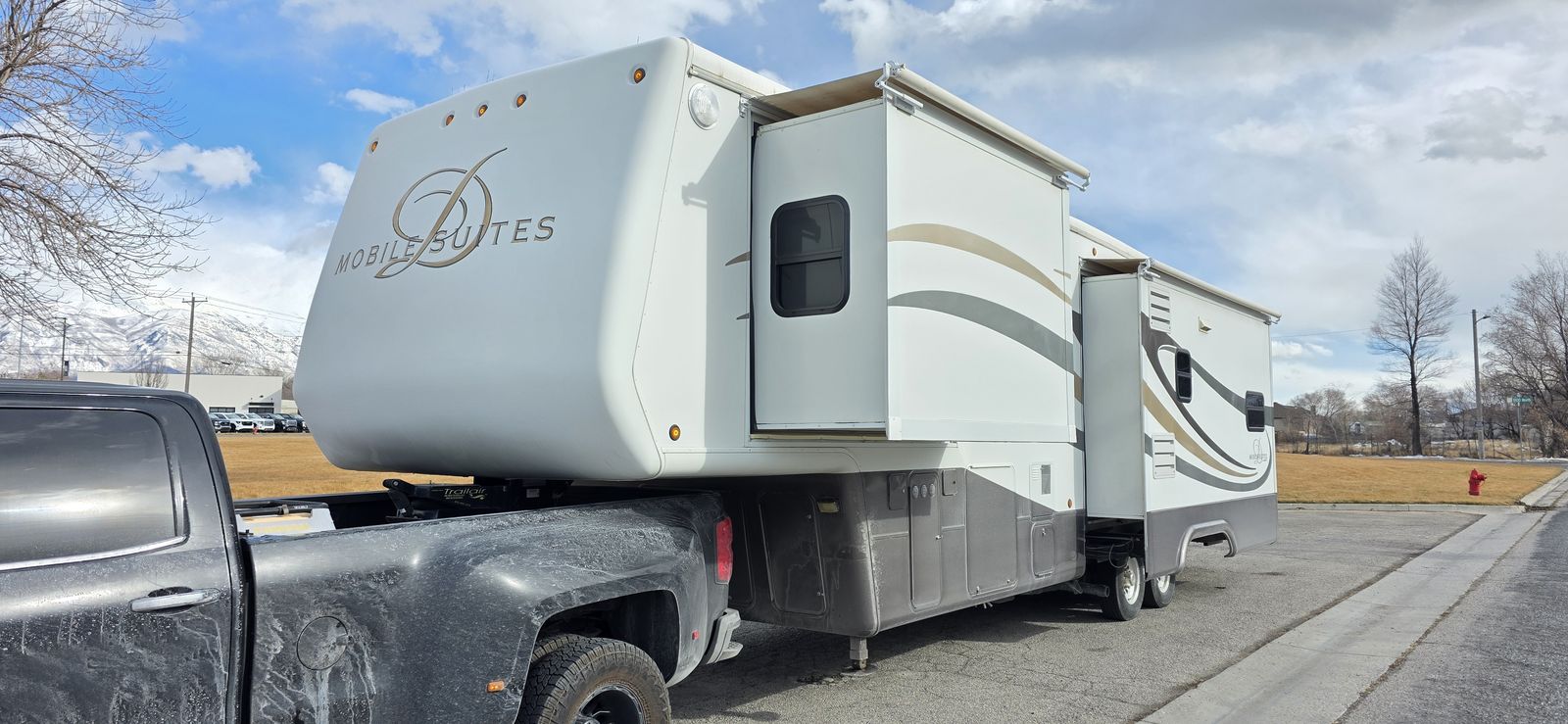 2006 DRV Mobile Suites 5th Wheel – 3 Slides, Full Body Paint, King Bed, Auto Level