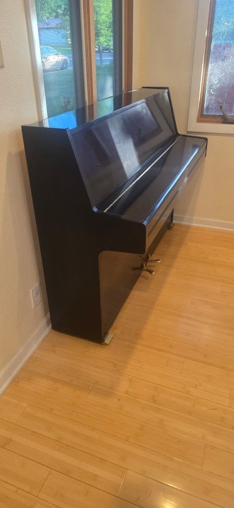 Samsick SU-105 Continental-style upright piano