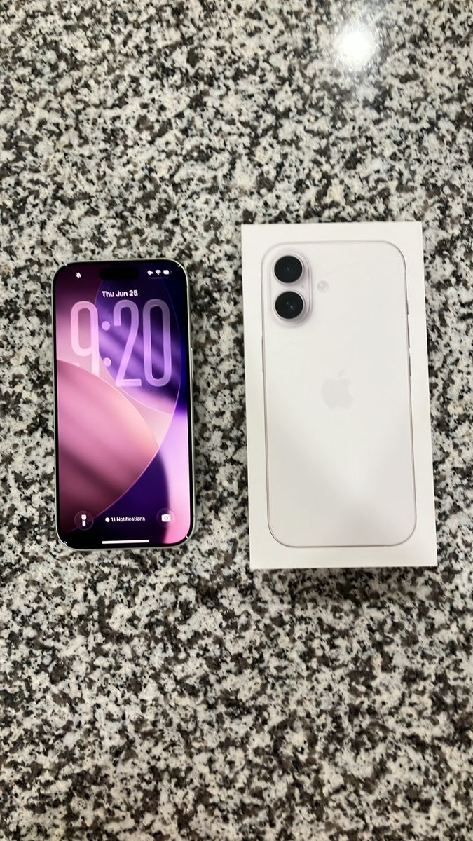 AT&T Apple iPhone 17 White 256GB with Box - Mint Condition