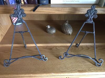 Decorative Rustic Wrought Iron Picture Stands 10 1/4” High x 8” Wide Display Easel Frames Set of 2