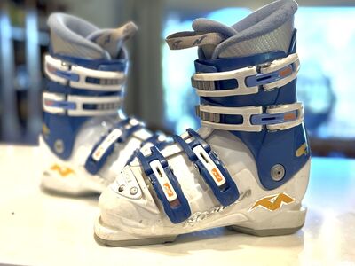 Nordica Kids ski boots kids size 1.5-2. Downhill alpine skiing skiing