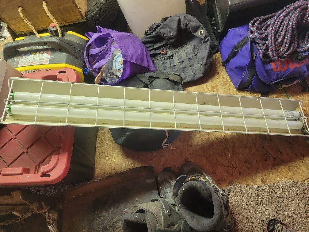 flourescent light fixture