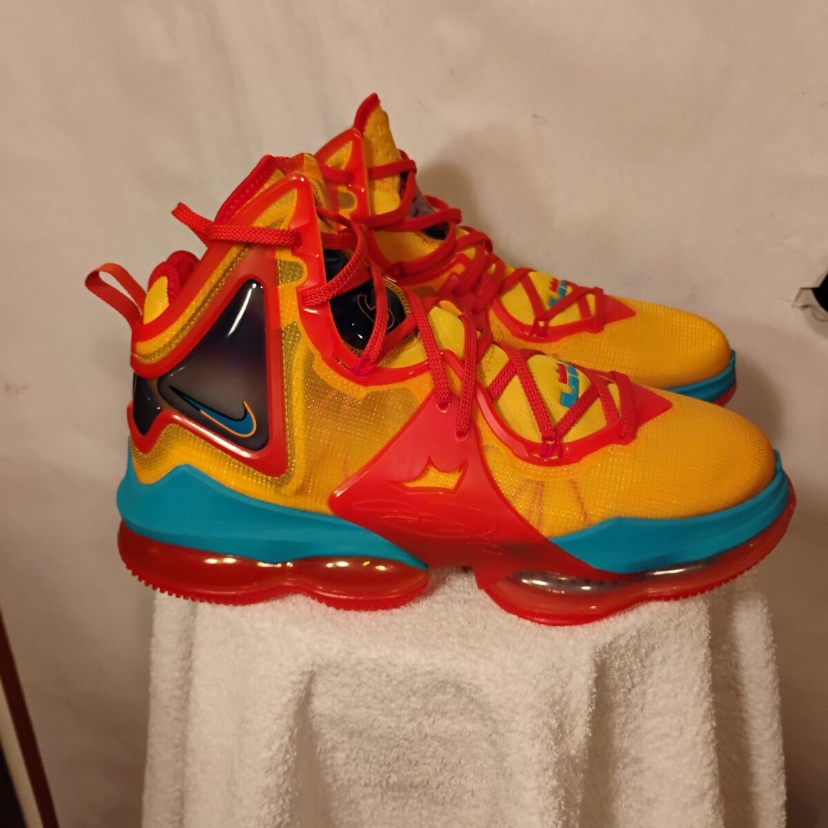 Nike LeBron 19 Space Jam Tune Squad Basketball Sho