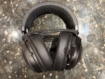 Razer Kraken Pro V2 Wired Gaming Headset with Retractable Mic - Black