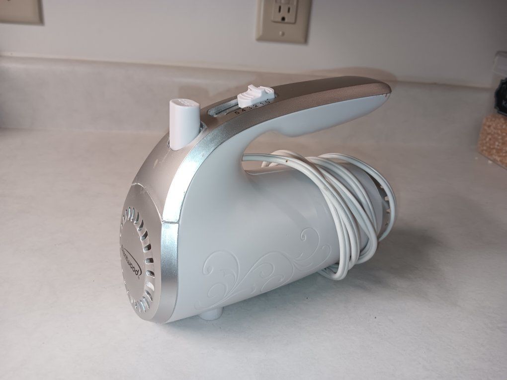 Brentwood HM-48W 5-Speed Electric Hand Mixer - White/Silver