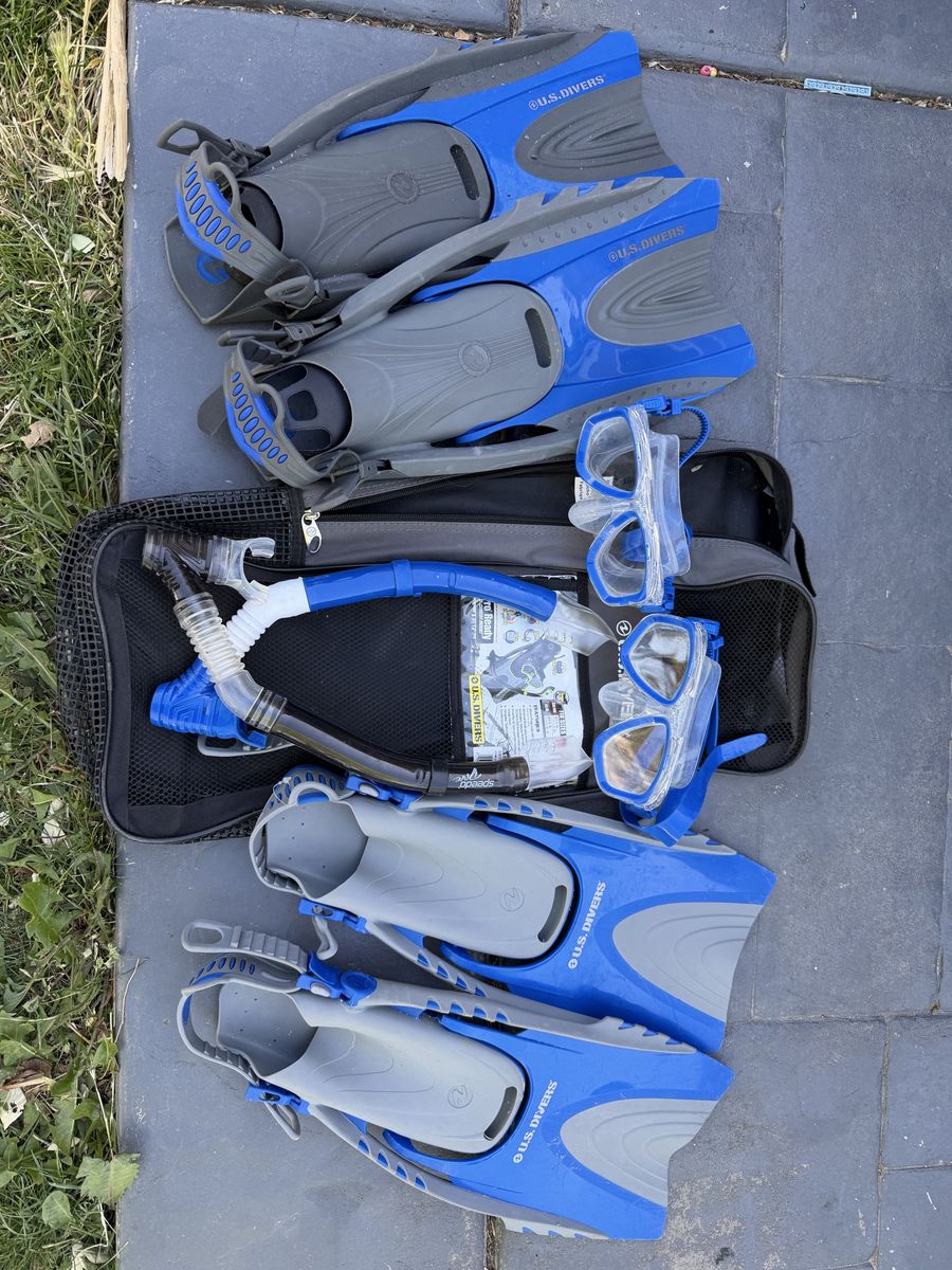 2 sets of snorkels, fins and masks
