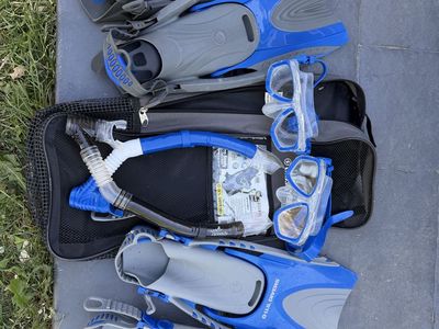 2 sets of snorkels, fins and masks