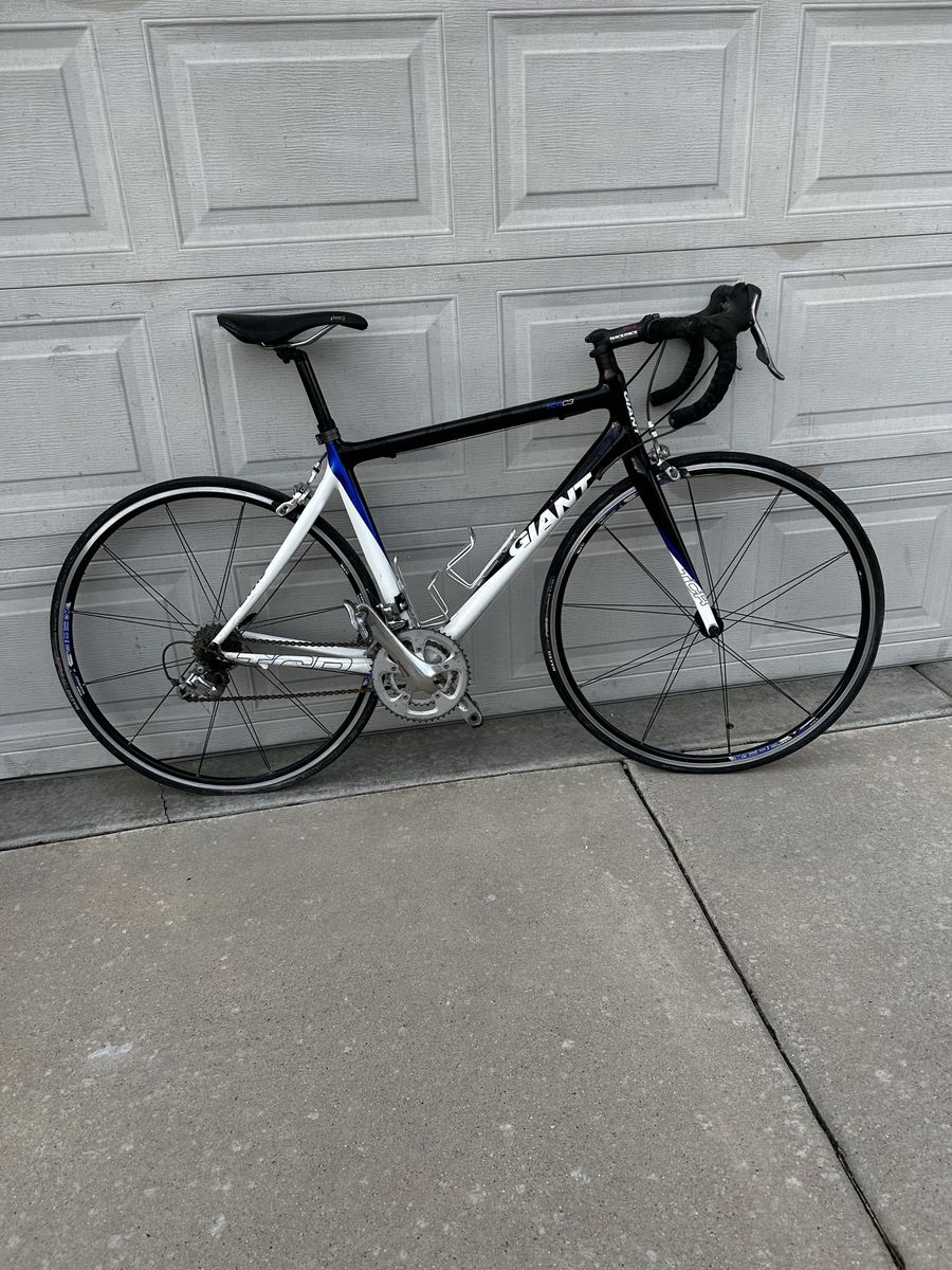 Giant TCR C3 Carbon Fiber Road Bike – Medium Frame