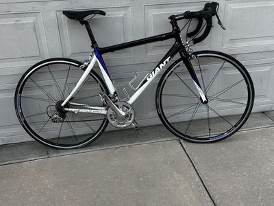 Giant TCR C3 Carbon Fiber Road Bike – Medium Frame