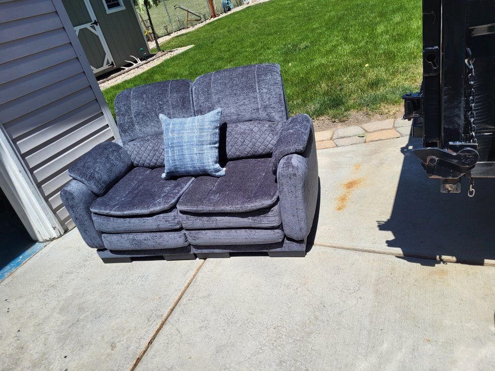 Fabric LoveSeat w/Pillow 
blue*