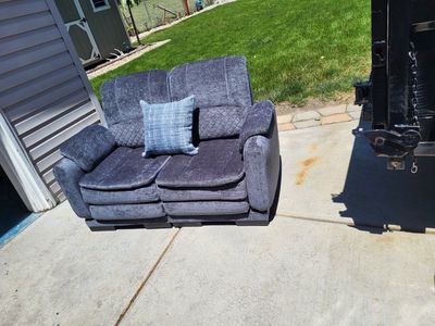 Fabric LoveSeat w/Pillow
blue*