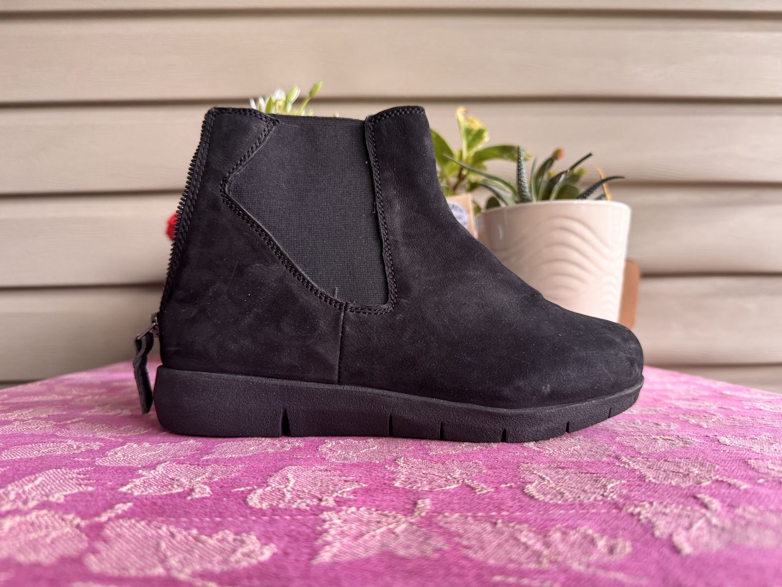 Soft-walk Women’s 7.5 US Zipper Shoe Black