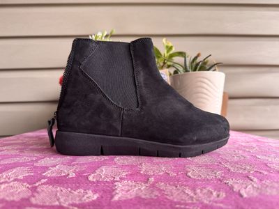 Soft-walk Women’s 7.5 US Zipper Shoe Black