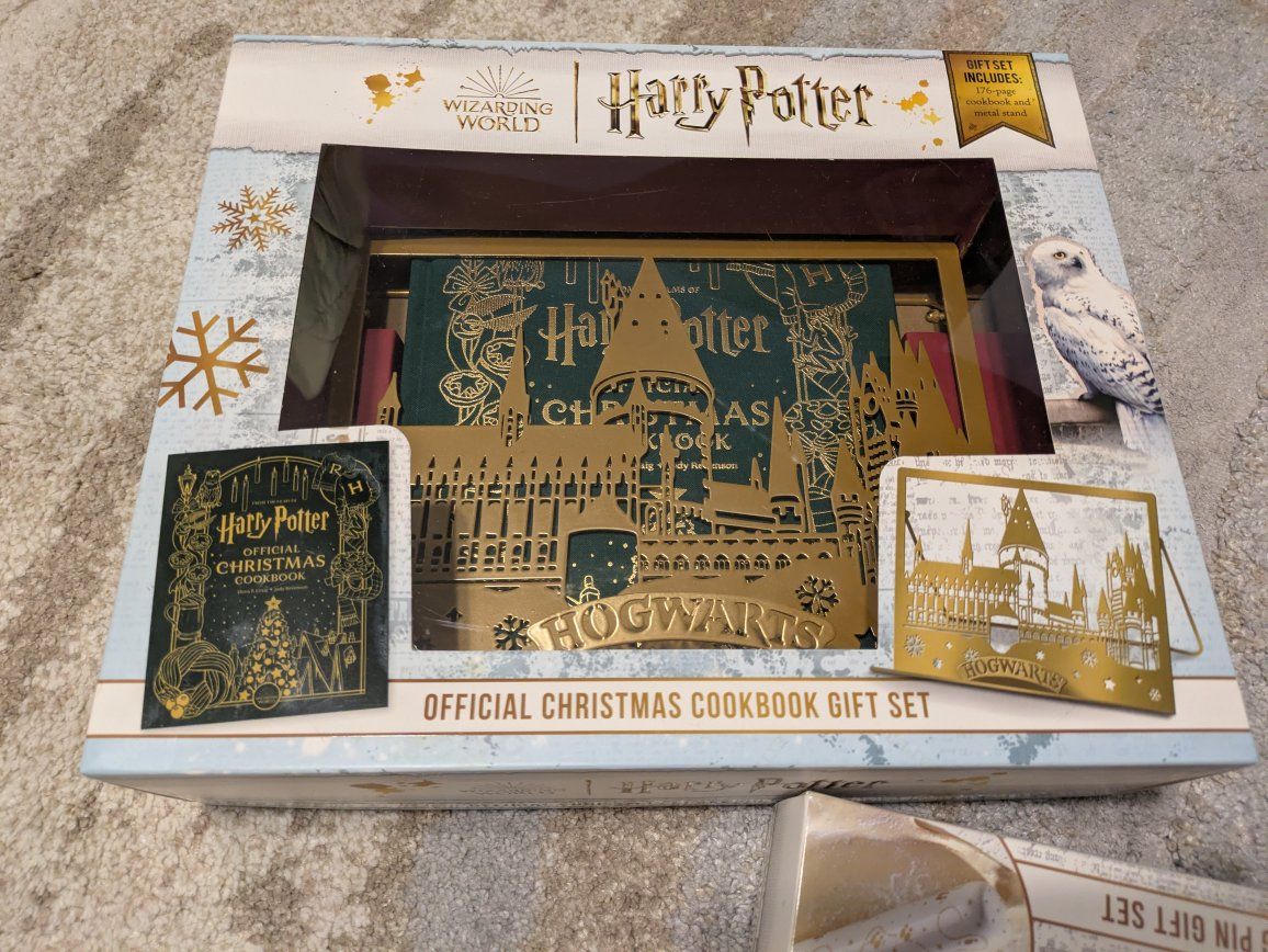 Harry Potter Official Christmas Cookbook Gift Set with Metal Stand
