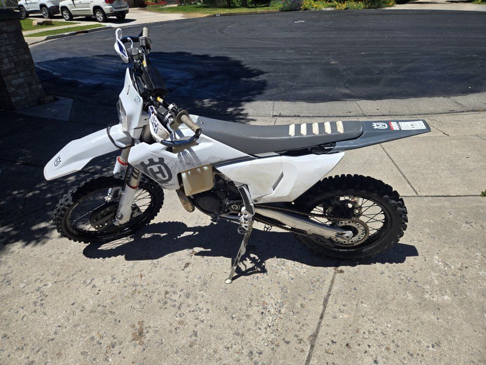 2025 Husqvarna TE 300 Pro — 87 hrs — Mousse Bibs / Spark Arrestor / Ready to Ride