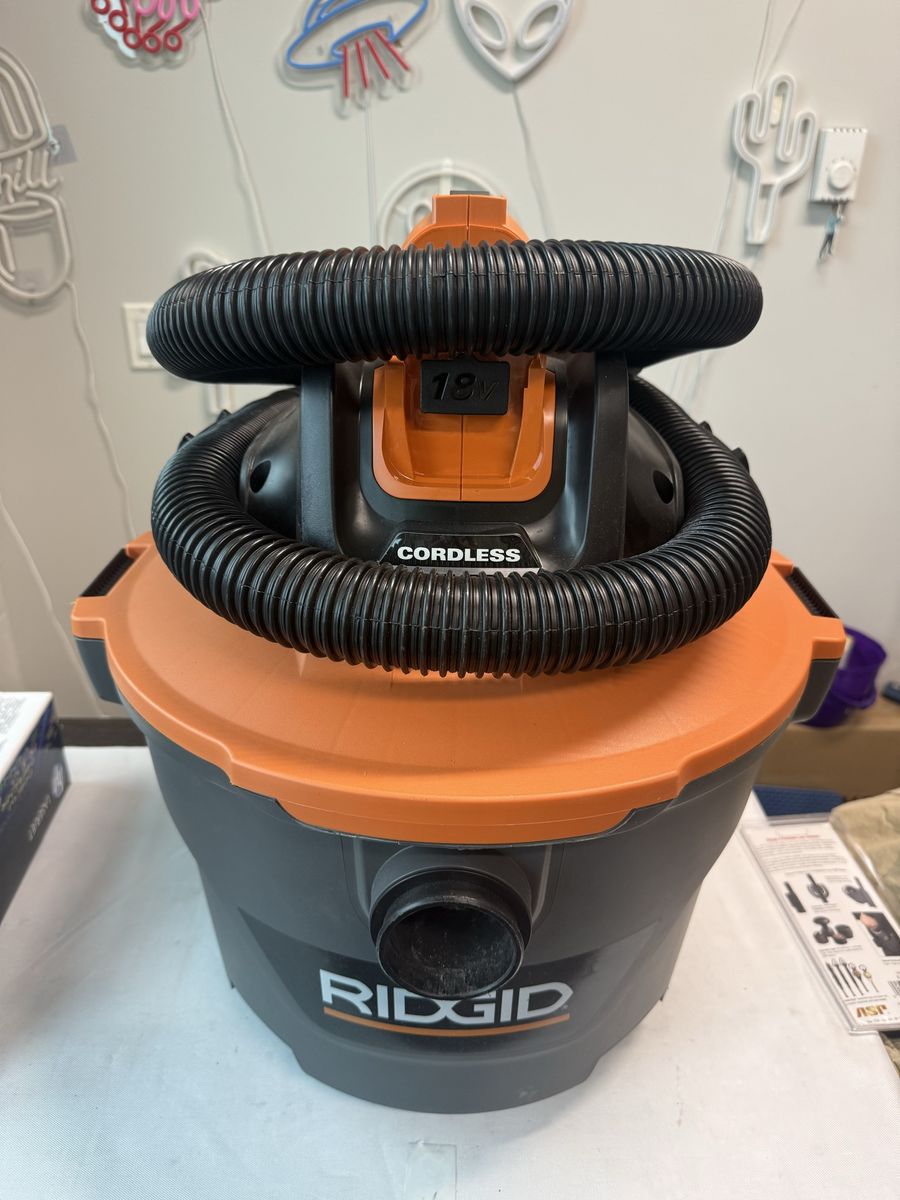 Ridgid 18V Wet Dry Vac Vacuum - Missing Wheels, Batteries, and Attachments