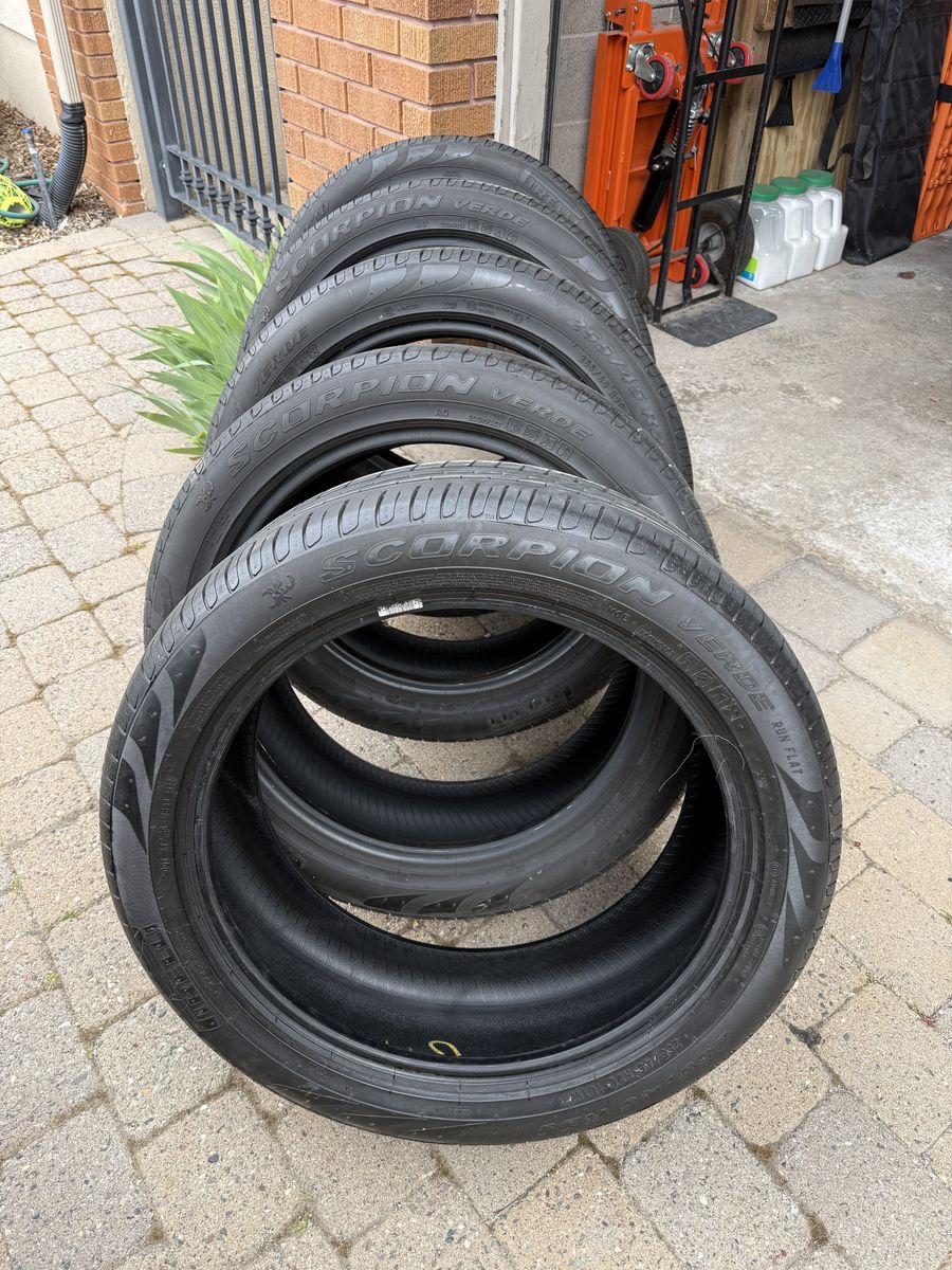 5 Pirelli Scorpion Verde Run-Flat 255/45 R20