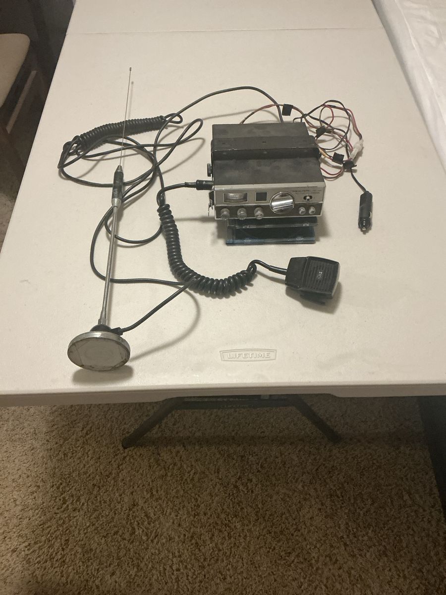 Realistic TRC-424 CB Radio w/ Microphone & Magnetic Mount Antenna
