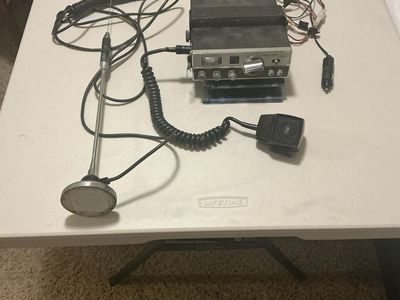 Realistic TRC-424 CB Radio w/ Microphone & Magnetic Mount Antenna