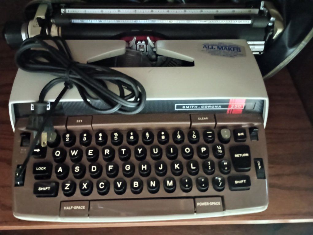 Vintage Smith-Corona 250 Electric Typewriter