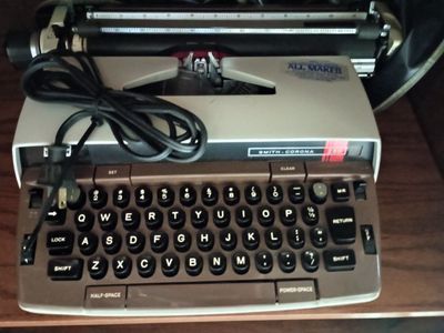 Vintage Smith-Corona 250 Electric Typewriter