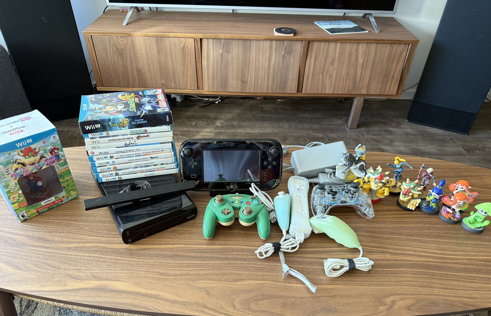 Nintendo Wii U Zelda Wind Waker Edition Bundle - Console, 11 Games, Controllers, 10 Amiibo
