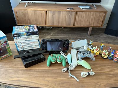 Nintendo Wii U Zelda Wind Waker Edition Bundle - Console, 11 Games, Controllers, 10 Amiibo