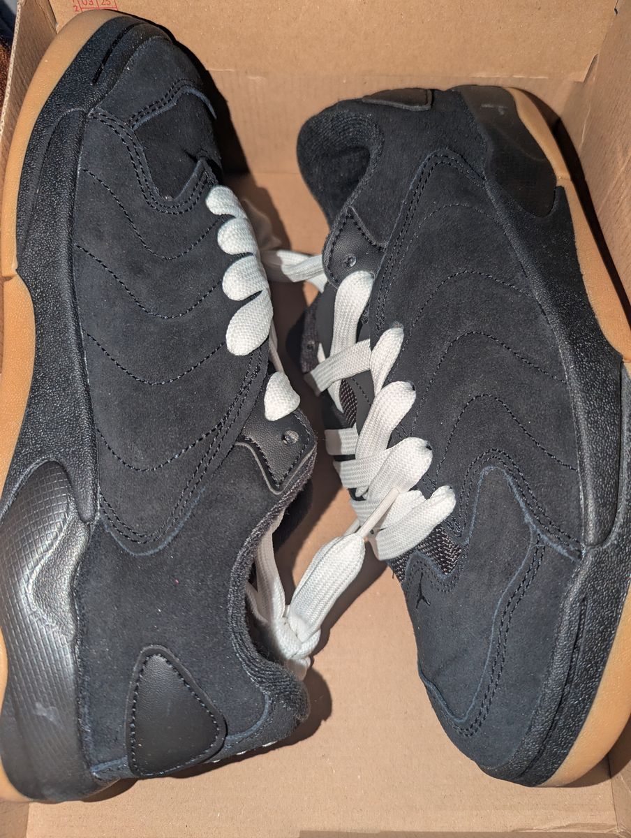 Youth/men's size 7, Women's size 8.5 Jordan Session GS