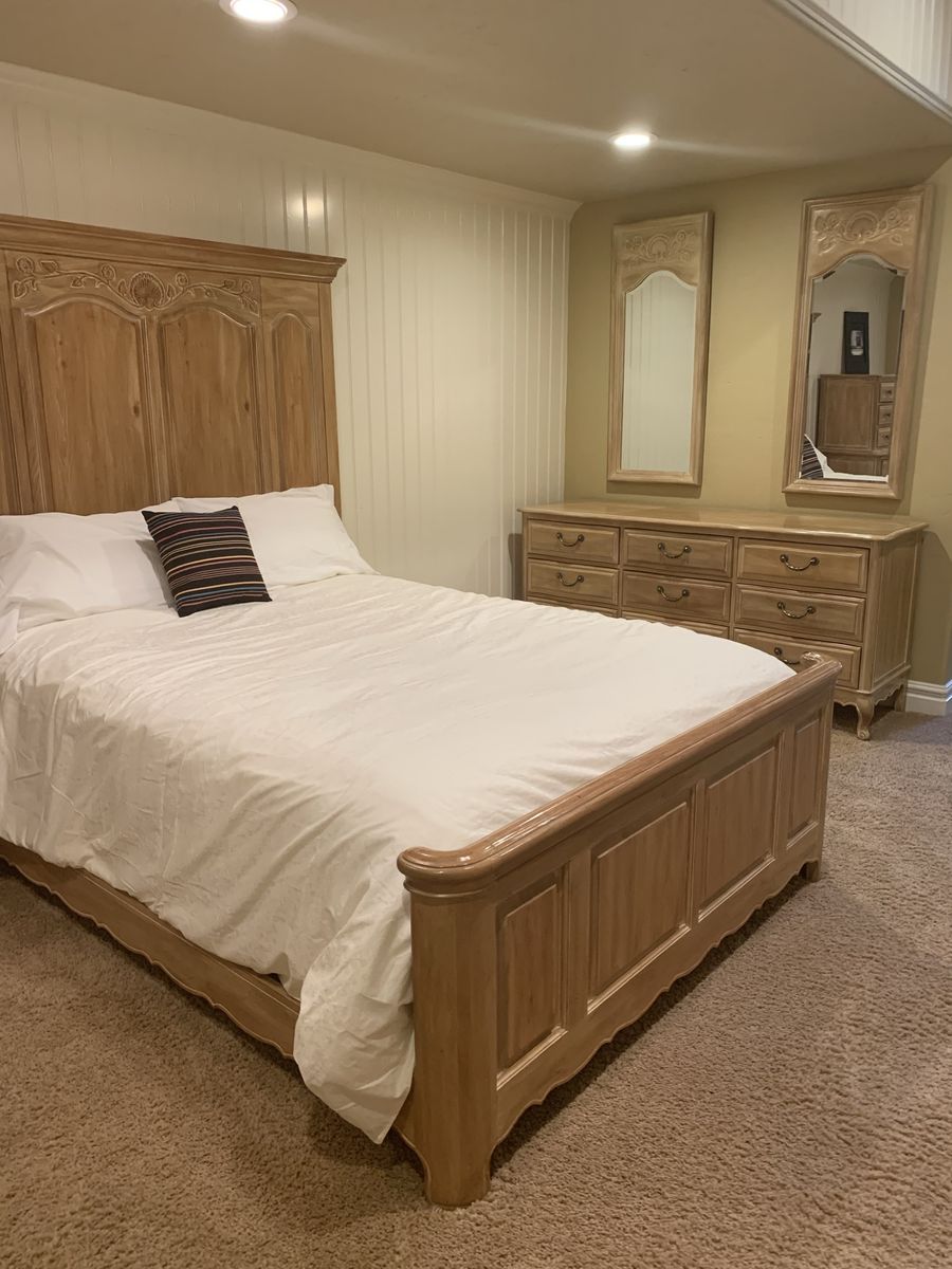 Beautiful Queen Bedroom Set-Like New