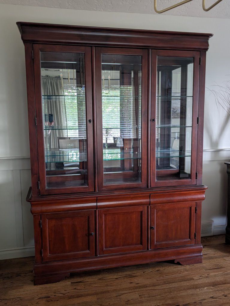 Broyhill China Cabinet