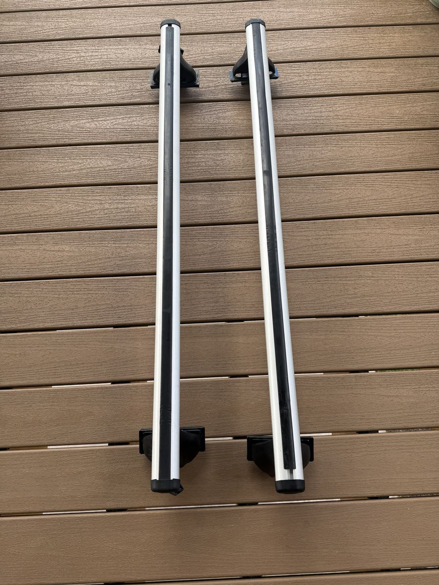 Thule AeroBlade Edge Roof Rack Crossbars – Raised Rail Mounts – Silver, 4 feet in length and good condition