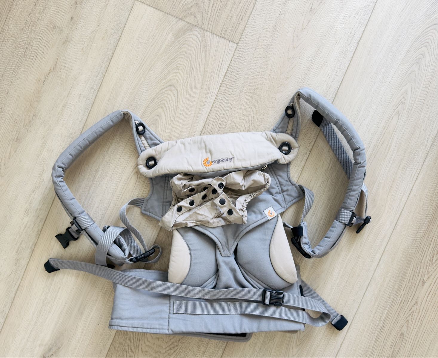 •Ergobaby 360 (inward and outward facing) carrier•