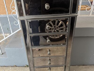 Nice Mirrored Dresser 7 Drawer