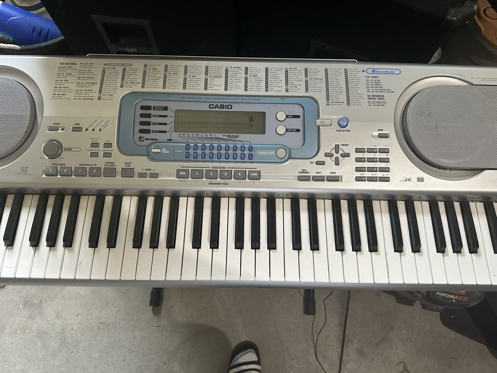 Casio WK-3000 keyboard with stand