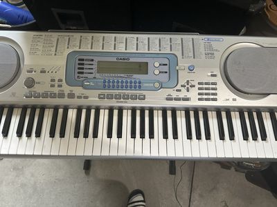 Casio WK-3000 keyboard with stand