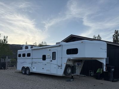 2007 3 horse living quarter trailer