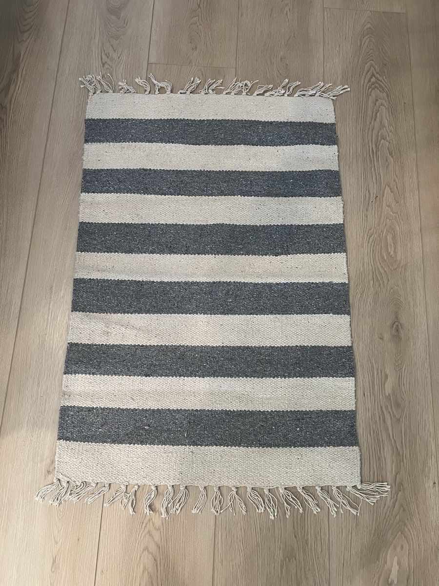 Striped Gray & White Rug with Fringe - Versatile Accent Mat