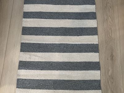 Striped Gray & White Rug with Fringe - Versatile Accent Mat