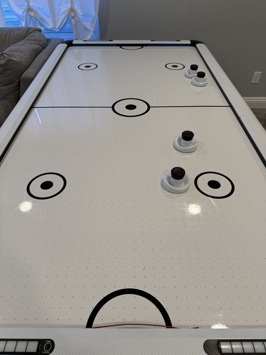 Air hockey table
