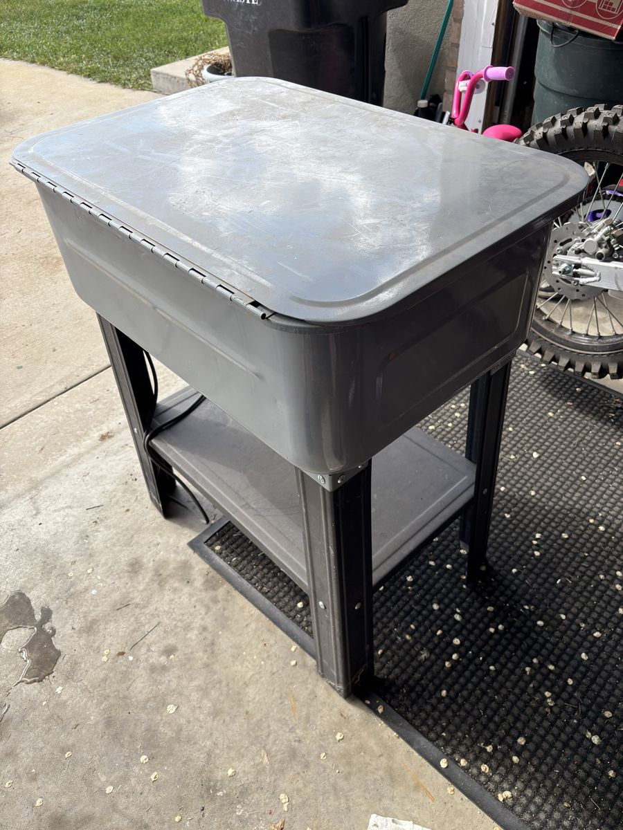 Parts cleaner