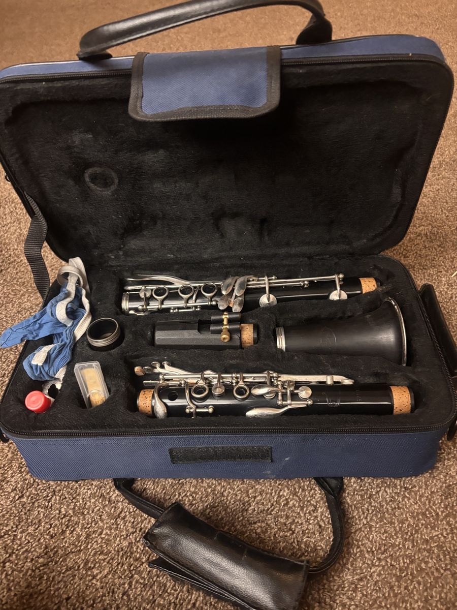 Bundy Deluxe clarinet  With Allora Case