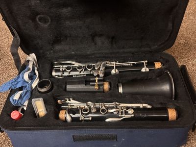 Bundy Deluxe clarinet With Allora Case