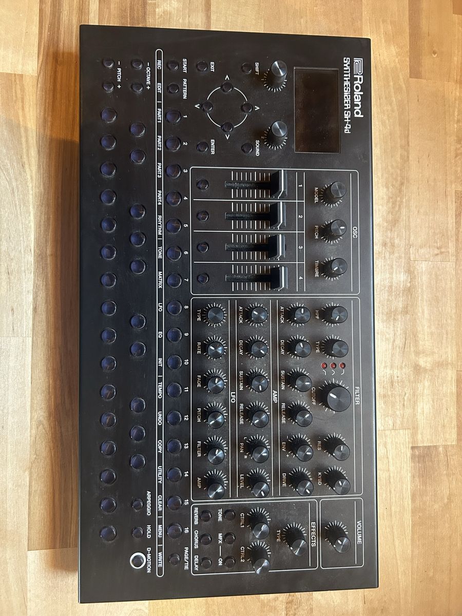 Roland Synthesizer SH-4d - Compact Desktop Synthesizer