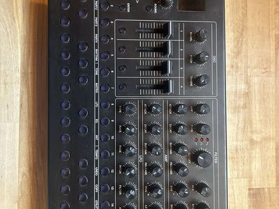Roland Synthesizer SH-4d - Compact Desktop Synthesizer