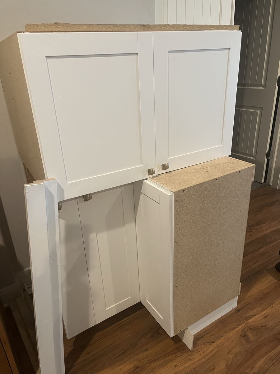 White Shaker Style Kitchen Cabinets and Range Hood