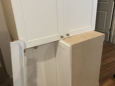 White Shaker Style Kitchen Cabinets and Range Hood
