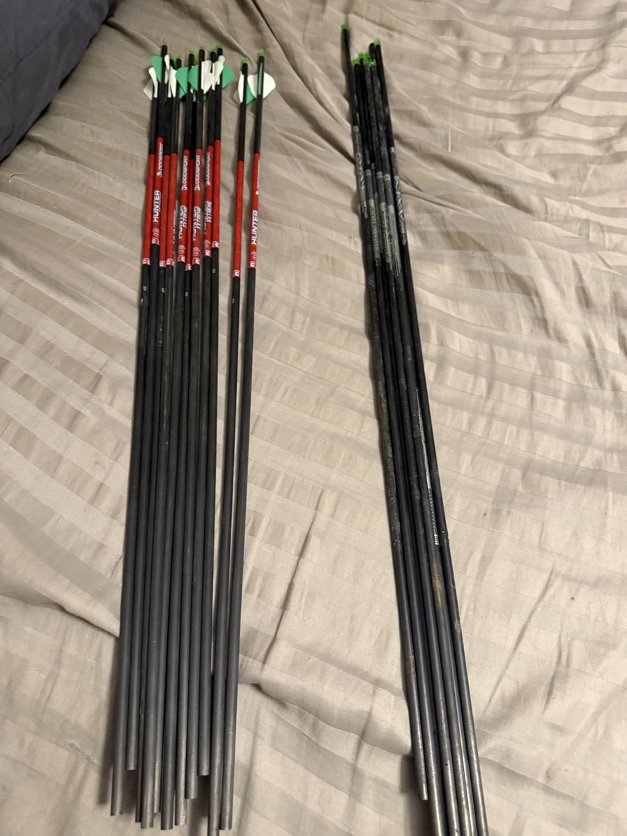 Assorted Carbon Hunting Arrows Lot - Bloodsport Hunter & Easton Axis