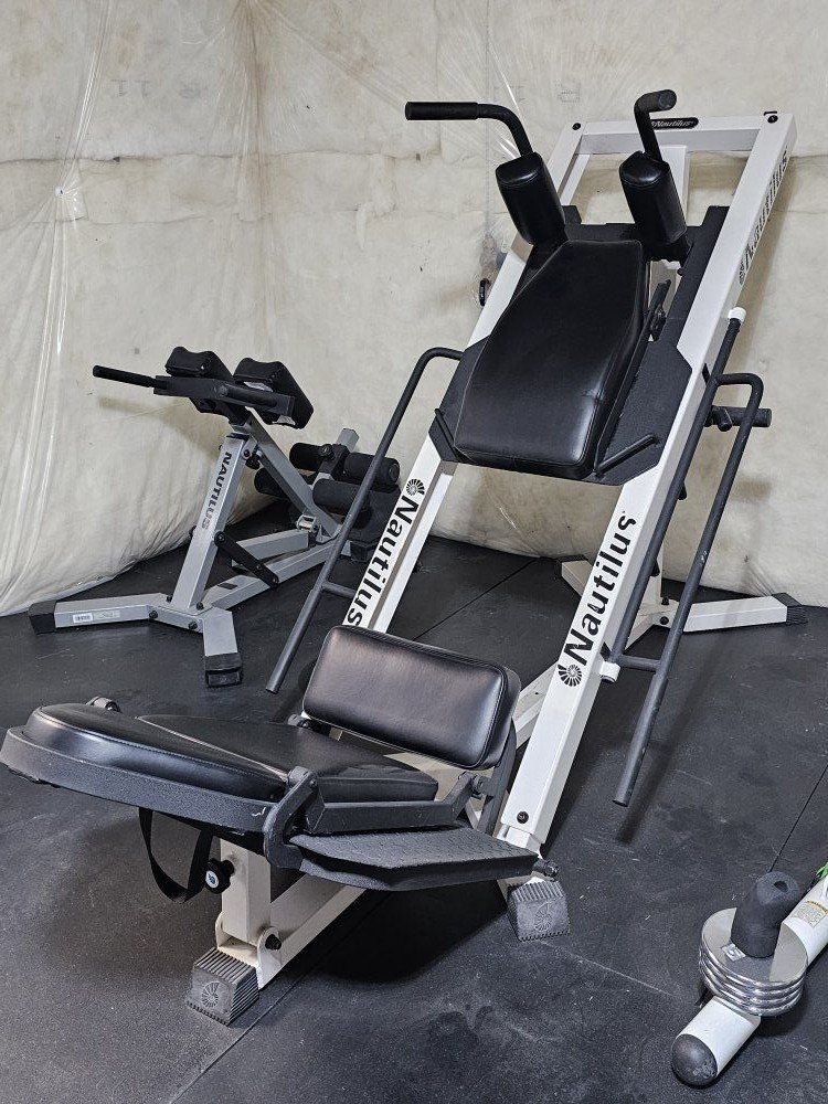 Nautilus Leg Press Hack Squat Machine & Weights